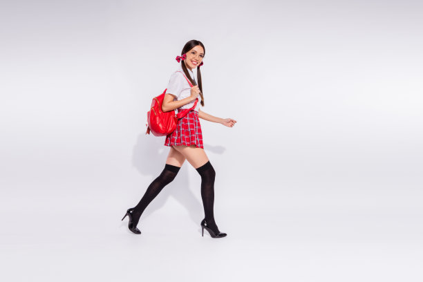 全长侧廓身体尺寸照片惊人的她她的女士韩国中国交换学生友好的走教室魅力包穿红色格子西装连裤袜领带孤立的白色背景图片下载