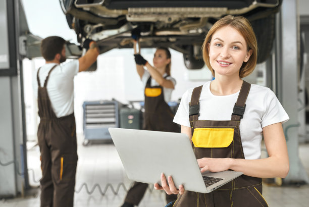 正面的观点有吸引力的女人在汽车服务工作图片下载