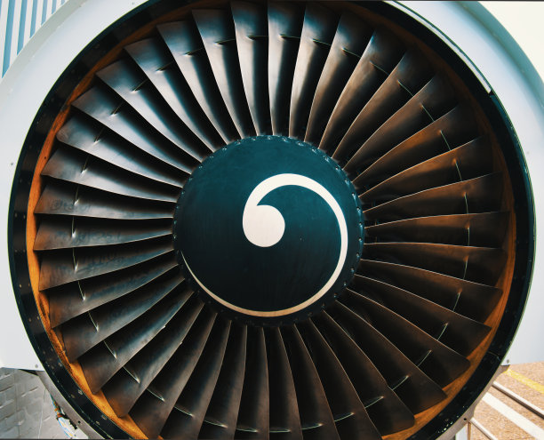 一架客机的喷气发动机前面，特写图片下载
