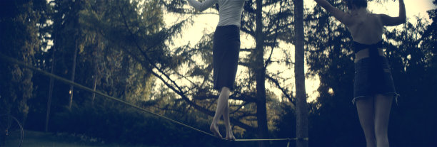 商人走扁带培训。夏日午后的公园图片下载