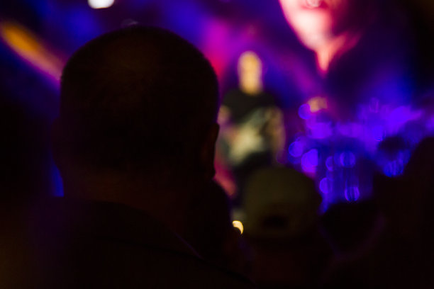 音乐会舞台上有歌迷的掌声图片下载