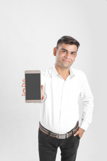 印度商人展示智能手机图片下载
