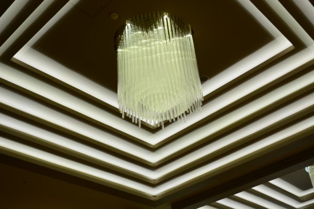 酒店大堂的层叠式天花板吊灯，从下俯瞰，创造出近乎抽象的效果。图片下载