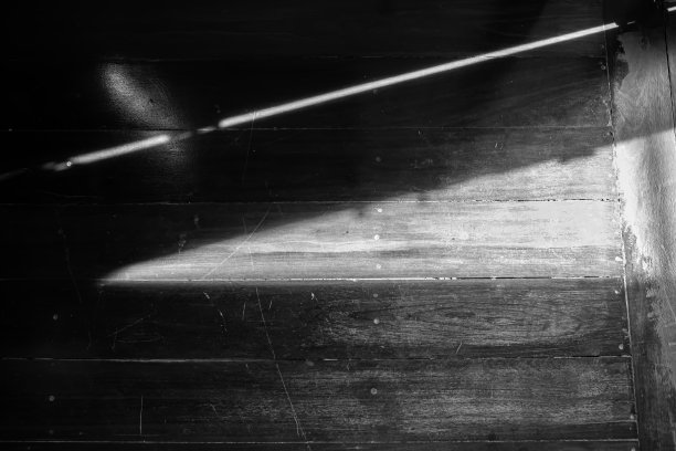 木地板纹理背景上的光影，晨光，黑白照片，家居概念图片下载