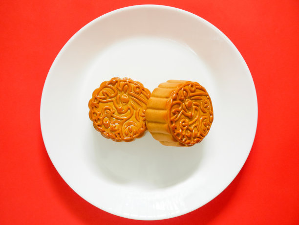 月饼孤立在红色背景上图片下载