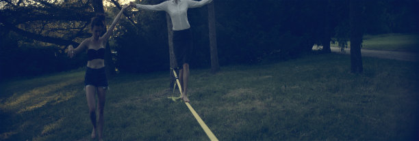 商人走扁带培训。夏日午后的公园图片下载