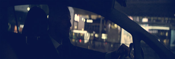 晚上在城里骑马。累的商人图片下载