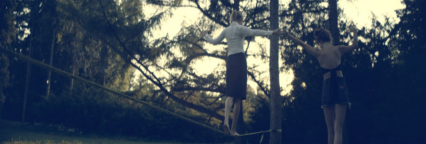 商人走扁带培训。夏日午后的公园图片下载