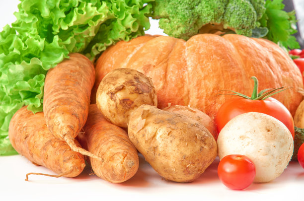 白色背景下的蔬菜静物画图片下载