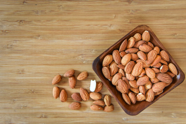 有机的杏仁切片放在桌子上图片下载