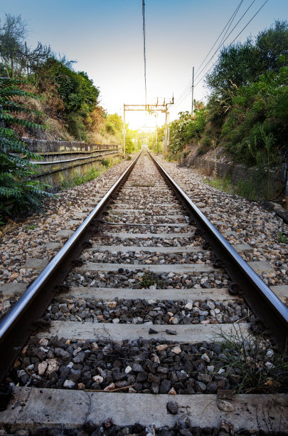 顺着铁轨往下看图片下载