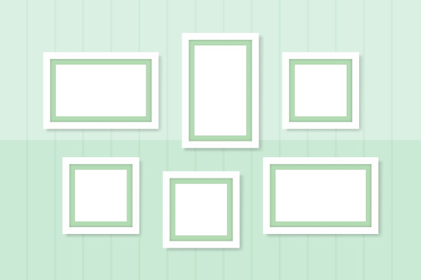画框白色模板在墙上绿色蜡笔，框可爱的家庭爱的照片，复古的框架画别致豪华在蜡笔绿色墙，画框的照片艺术画廊图片下载