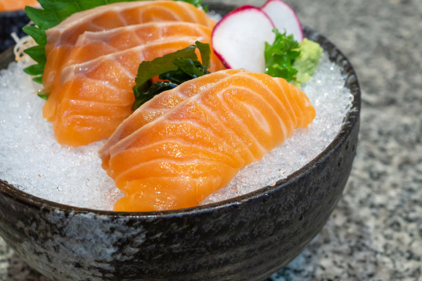 冰鲑鱼生鱼片黑碗日本食物图片下载