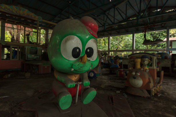 缅甸仰光令人毛骨悚然的废弃游乐园图片下载