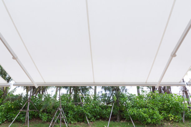 白色天篷与钢结构的花园。图片下载