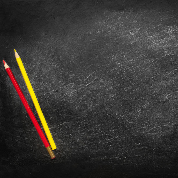 回到学校的概念。教育背景，拷贝空间和彩色铅笔在黑色的旧空黑板上。平的“n”n图片下载