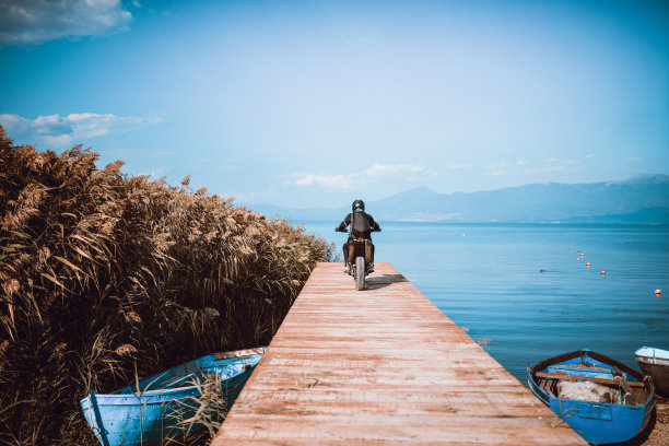 路上的摩托车手图片下载