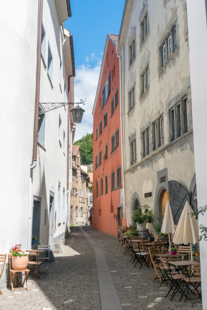 位于瑞士Chur古城的一条狭窄的街道，上面有历史悠久的房屋图片下载