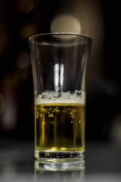 一杯黄色酒精饮料/半空图片下载