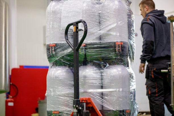 手工铲车上堆放的小桶，用锡纸包好图片下载