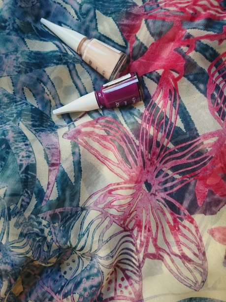 彩色背景上的指甲油图片下载