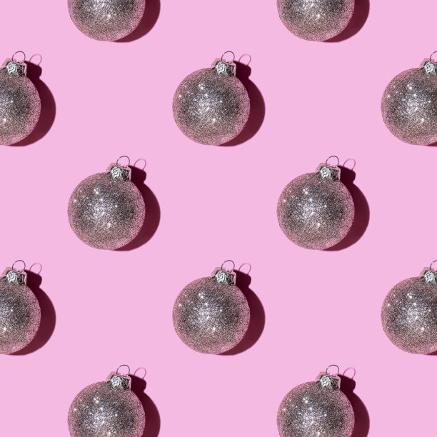 粉红色背景上的银球图案。图片下载