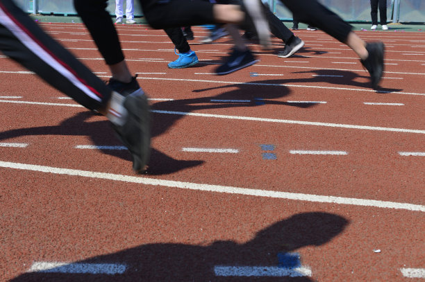 跑道上的运动员图片下载