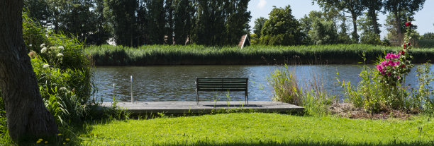 沿着阿尔克马尔·科尔霍恩运河，有码头和长凳。在荷兰，Broek op Langedijk图片下载