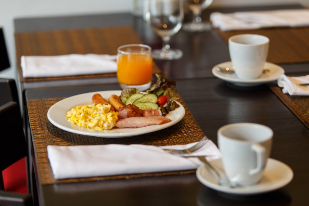 早餐配橙汁和咖啡。图片下载