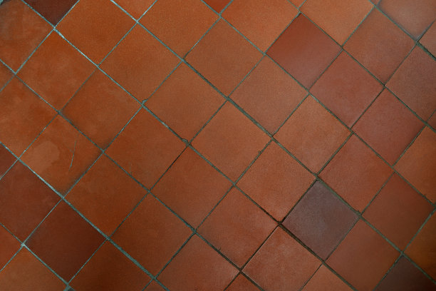 陈旧破旧的正方形单色棕色瓷砖地砖(梅特拉克瓷砖)。对角线模式。前视图。图片下载