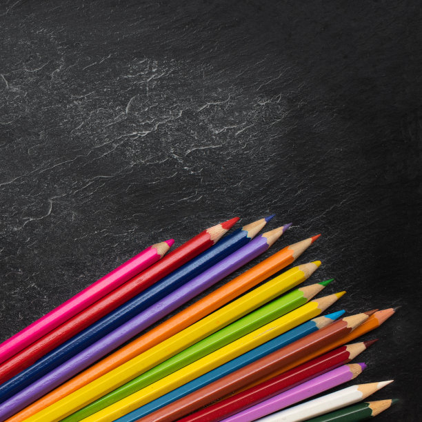 回到学校的概念。教育背景，拷贝空间和彩色铅笔在黑色的旧空黑板上。顶视图“n图片下载