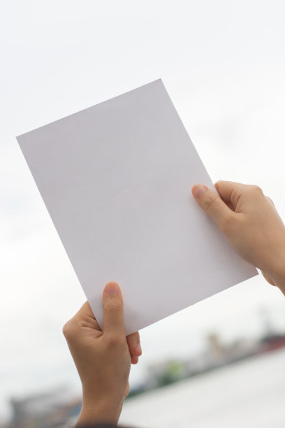 拿着画纸的女人图片下载