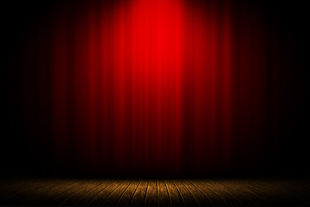 舞台上的红幕工作室，木褐色背景，红幕背景。图片下载