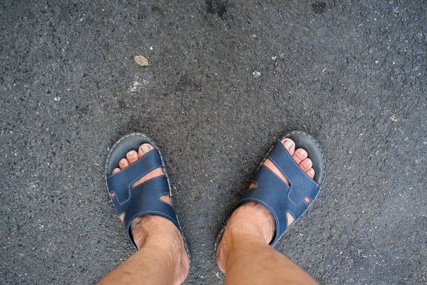 人的脚在街上图片下载