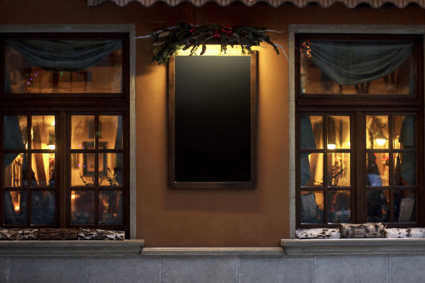 空白的广告牌文字。圣诞节奢侈品装饰店面与花环灯在欧洲城市街道在冬季节日。模拟了图片下载