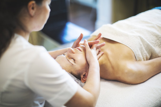 在家工作的美容师图片下载