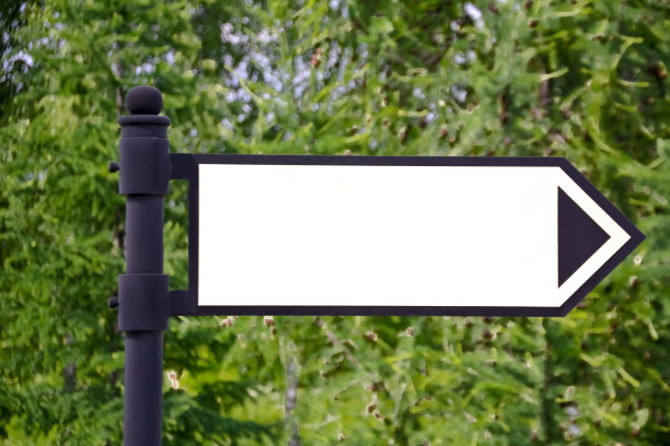 街上的白色标志。箭头所示。实物模型。图片下载