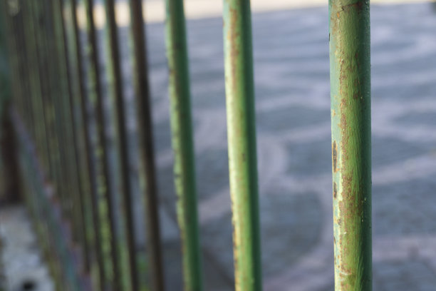 Bokeh生锈的栅栏围绕着庭院图片下载