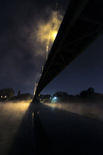 弗罗茨瓦夫大桥的夜景照片。图片下载