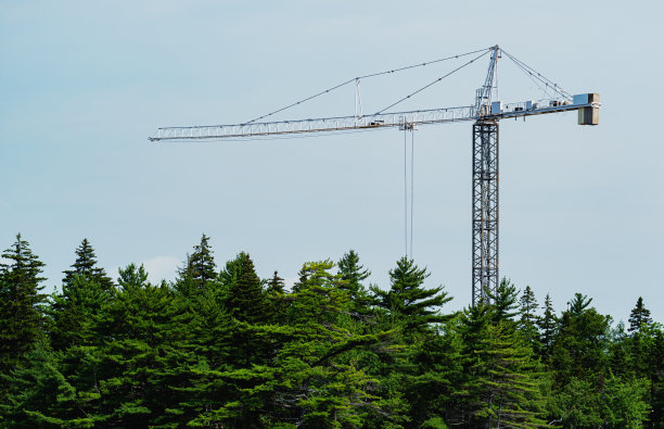 施工现场塔式起重机图片下载