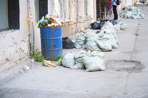 街道上的垃圾袋和桶里的垃圾图片下载