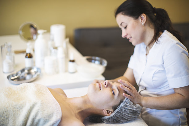 在家工作的美容师图片下载