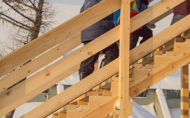 冬天为孩子们准备木制滑梯，孩子们带着雪橇和油管爬上小山，欢度圣诞图片下载