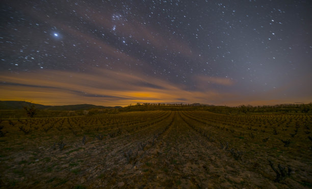 夜间长时间曝光的照片，云在运动，星星在天空的轨迹-图像图片下载