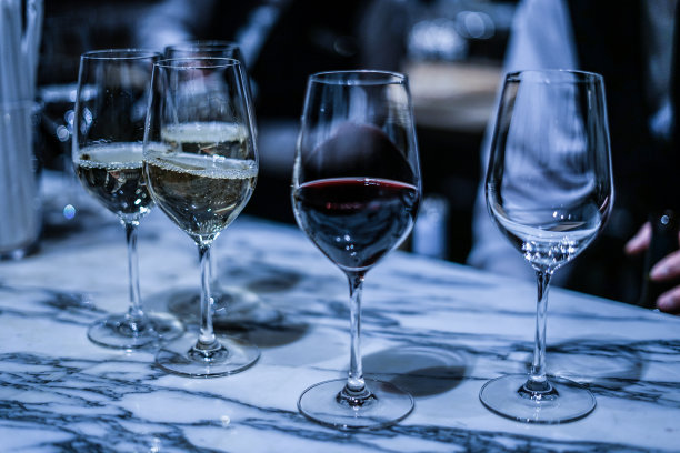 时尚的酒杯形象图片下载