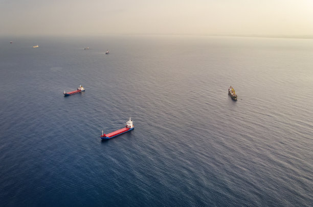 海上的集装箱船航拍——运输和物流概念图片下载