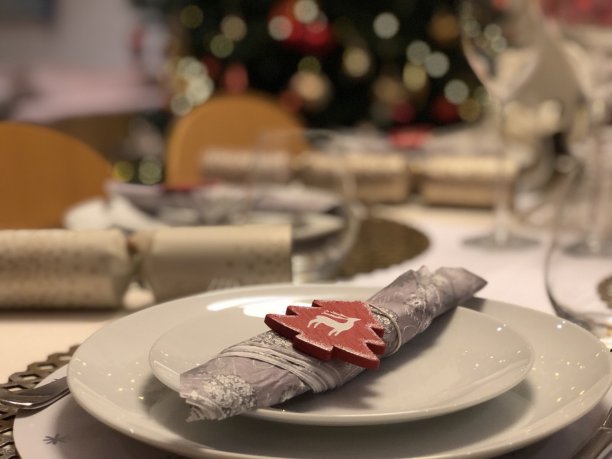 为圣诞节准备的餐桌图片下载