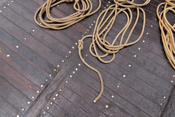旧木船背景上缠绕的绳索图片下载