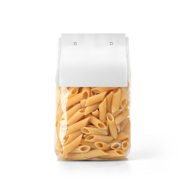 透明塑料意大利面袋与纸标签隔离在白色背景。图片下载