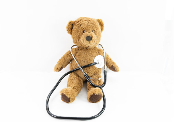 白色背景上的泰迪熊和听诊器图片下载